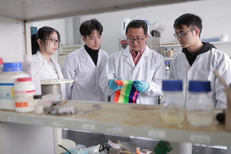 可發電服裝材料 東華大學創新技術讓'能源衣'照進現實